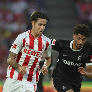 Denis Huseinbasic (1. FC Köln) und Eren Dinkci (SC Freiburg) im Zweikampf