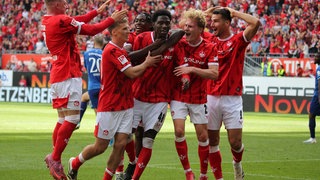 FCK-Profis bejubeln Sieg gegen Darmstadt