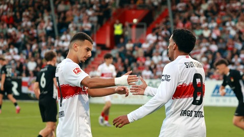 Badredine Bouanani (li.) und Tiago Tomas überzeugten im Testspiel des VfB Stuttgart gegen Großaspach.