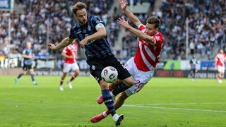 Lukas Klünter sah nach einem Foul an Cottbus-Verteidiger Axel Borgmann die Gelb-Rote Karte. Waldhof Mannheim musste daher mehr als eine Stunde in Unterzahl spielen.