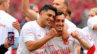 Nebel und Amiri jubeln zusammen