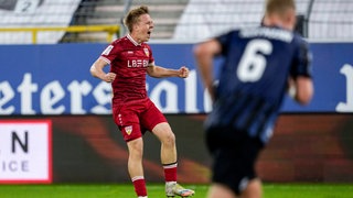 Mit einer verunglückten Halbfeld-Flanke in der Nachspielzeit schoss Julian Lüers den VfB Stuttgart II zum Sieg bei Waldhof Mannheim.