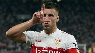 Ermedin Demirovic jubelt mit seinen Mitspielern über das Tor gegen St. Pauli. 