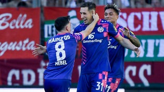 Dominik Kohr (1. FSV Mainz 05) jubelt nach seinem Treffer gegen FC Augsburg