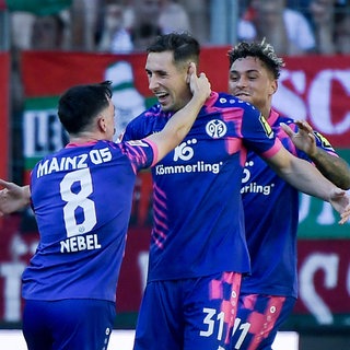 Dominik Kohr (1. FSV Mainz 05) jubelt nach seinem Treffer gegen FC Augsburg