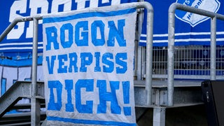 Die Ultras der TSG Hoffenheim haben einen Banner aufgehängt mit der Aufschrift: "Rogon verpiss dich"