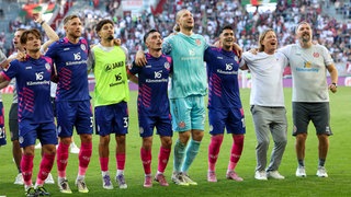 Spieler und Trainer des FSV Mainz 05 jubeln nach dem Sieg gegen den FC Augsburg