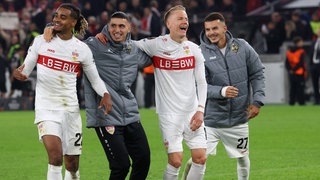 Badredine Bouanani, Lorenz Assignon, Chris Führich und Bilal El Khannouss feiern den Sieg. 