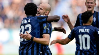 Spieler vom SV Waldhof Mannheim jubeln über einen Treffer. 