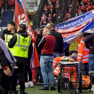  1.FC Heidenheim - FC Augsburg v.l. Fan wird behandelt der von Tribuene gestuerzt ist