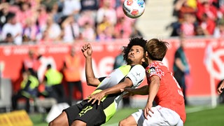 Karim Adeyemi im Zweikampf mit einem Mainzer. 