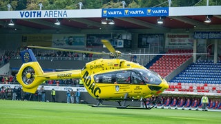 Im Heidenheimer Stadion landet ein Rettungshubschrauber.