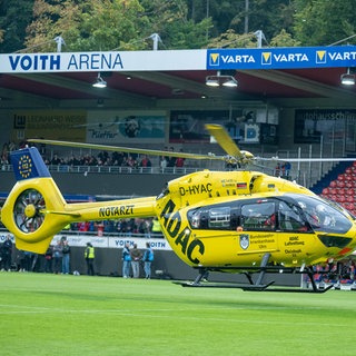 Im Heidenheimer Stadion landet ein Rettungshubschrauber.