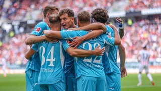 Torjäger Asllani (TSG Hoffenheim) nach seinem Tor in Freiburg. Nach seiner Glanzleistung beim Zweitligisten Elversberg vergangene Saison, ist der Stürmer in der Bundesliga angekommen. 