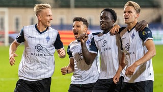 Spieler vom SV Waldhof Mannheim bejubeln ein Tor.