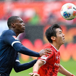 Mathis Clairicia (li., VfL Bochum) und Ji-soo Kim (1. FC Kaiserslautern) kämpfen um den Ball