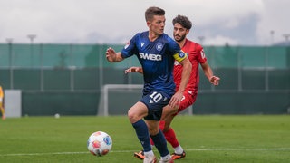 Der SC Freiburg (rote Trikots) setzte sich im Testspiel gegen den KSC mit 7:0 durch