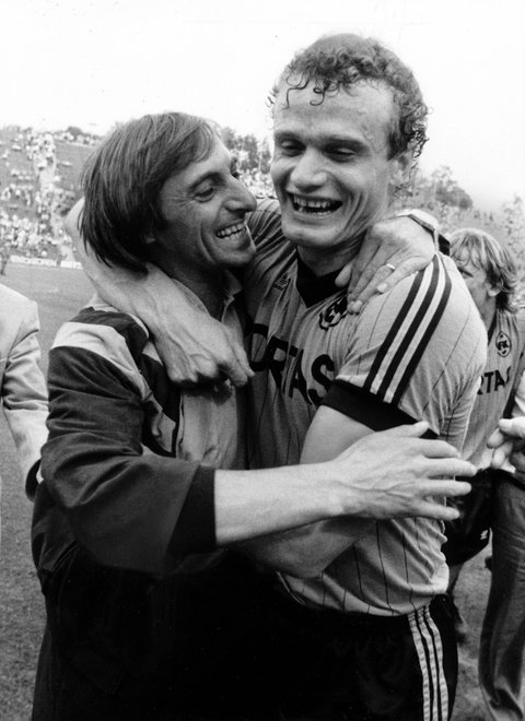 Siegtorschütze Hans-Peter-Briegel und Trainer Ernst Diehl feiern den FCK-Sieg beim FC Bayern München am 14. Mai 1983.