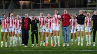 SC Freiburg Frauen freuen sich nach Sieg und feiern mit den Fans