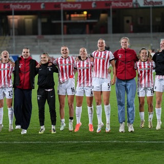 SC Freiburg Frauen freuen sich nach Sieg und feiern mit den Fans