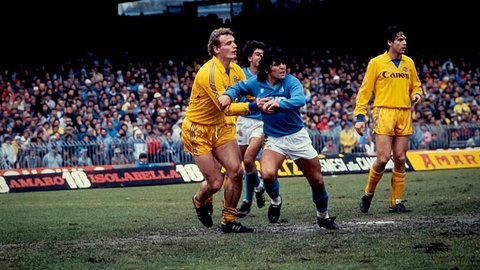 Bei Hellas Verona musste sich Hans-Peter-Briegel gegen Diego Maradona und andere Weltklasse-Stürmer behaupten.