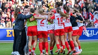 Die Frauen des SC Freiburg bejubeln den Sieg gegen Eintracht Frankfurt