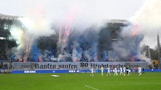  Karlsruher SC - FC St. Pauli, 17. Spieltag, BBBank Wildpark: Karlsruher Fans entzünden vor Spielbeginn Rauchbomben wodurch das Stadion eingenebelt wird.