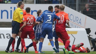 Schiedsrichter Knut KIRCHER unterbricht das Gerangel zwischen v.l.n.r. Tim HEUBACH (3, Kaiserslautern), Kevin STÖGER (20, Kaiserslautern)