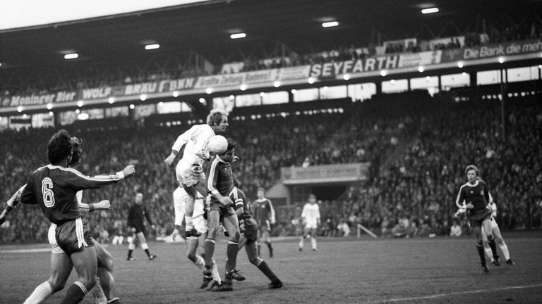 Hermann Bredenfeld beim versuch eines Kopfballs