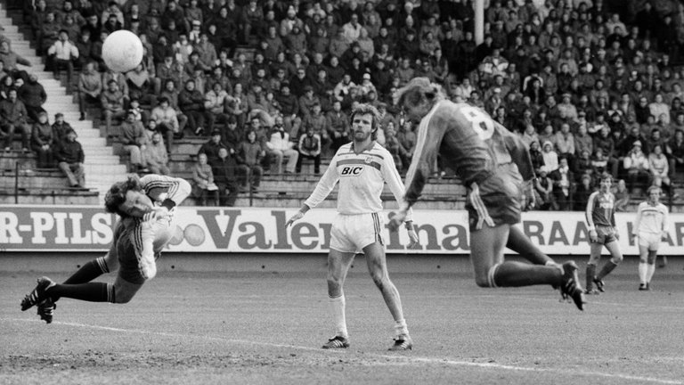 Der Kaiserslauterer Norbert EILENFELDT (R) erzielt vorbei am Karlsruher Torwart Rudi WIMMER und Helmut ZAHN das Tor zum 2:0. 1. FC Kaiserslautern - Karlsruher SC 26.03.1983