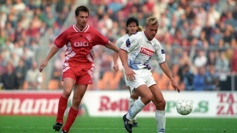 Karlsruher SC - 1. FC Kaiserslautern: Pavel Kuka (li., Kaiserslautern) gegen Thorsten Fink (KSC)