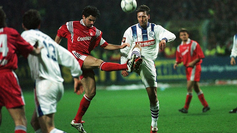 Säbeltanz im Mittelfeld: Sforza und Buchwald (KSC) heben die Beine in beachtliche Höhen