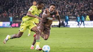 Hoffenheims Bazoumana Toure im Duell mit Oladapo Afolayan vom FC St. Pauli.
