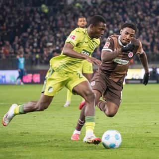 Hoffenheims Bazoumana Toure im Duell mit Oladapo Afolayan vom FC St. Pauli.