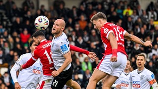 Marcel Seegert (li.) im Duell mit gleich zwei Cottbusern