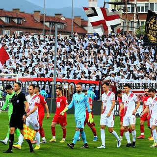 Zrinjski Spieler beim Einlaufen zum Pokalfinale
