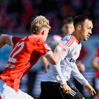 Mika Haas (li., 1. FC Kaiserslautern) und Julian Justvan (1. FC Nürnberg) kämpfen um den Ball