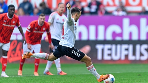 Schlüsselszene: Nürnbergs Julian Justvan rutscht beim Elfmeter in der 15. Minute weg und verschießt.