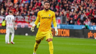 Noah Atubolu ärgert sich über die deutliche Niederlage seines SC Freiburg bei Bayer 04 Leverkusen.