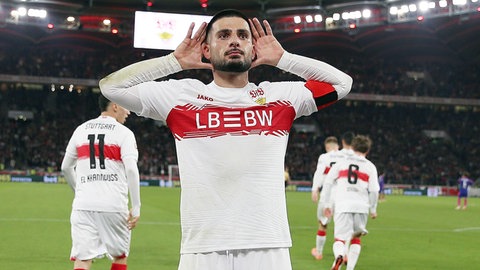 VfB-Stürmer Deniz Undav genießt "seinen Moment" vor den Stuttgarter Fans in der Cannstatter Kurve.