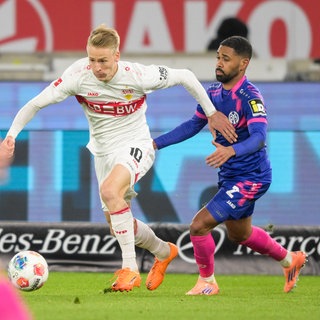 Philip Mwene verliert Zweikampf gegen Chris Führich