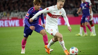 Chris Führich vom VfB Stuttgart im Duell mit Kaishu Sano vom 1. FSV Mainz 05