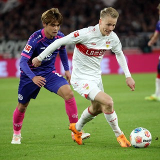 Chris Führich vom VfB Stuttgart im Duell mit Kaishu Sano vom 1. FSV Mainz 05