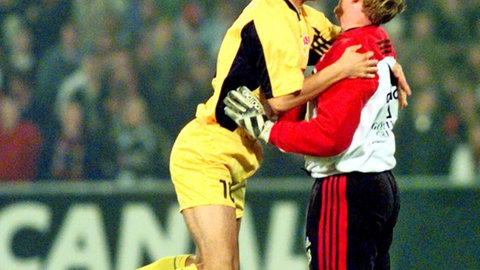 Alexander Blessin freut sich im Rotterdamer Stadion "De Kuip" mit VfB-Torwarttrainer Eberhard Trautner über den Treffer zum 3:0 für Stuttgart.