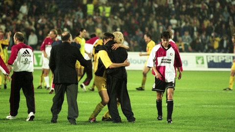 Winnie Schäfer (Mitte) jubelt mit seinen Spielern vom VfB Stuttgart über das "Wunder von Rotterdam"