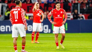 Enttäuschte Spieler des 1. FSV Mainz 05 nach dem Pokalaus gegen den VfB Stuttgart
