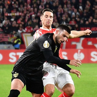 Deniz Undav (vorne) gegen Dominik Kohr - ein hartes Duell im DFB-Pokalspiel zwischen Mainz 05 und dem VfB Stuttgart (0:2)