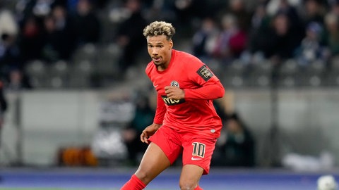 Bambasé Conté setzt zum Dribbling an.