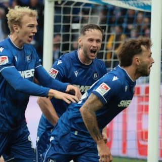 Fabian Schleusener hat den KSC in der Nachspielzeit zum Sieg gegen den FC Schalke 04.