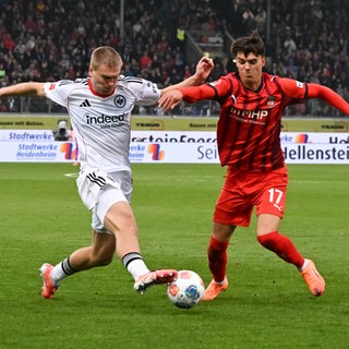 Mathias Honsak (1. FC Heidenheim 1846) im Zweimkampf mit  Rasmus Kristensen (Eintracht Frankfurt).